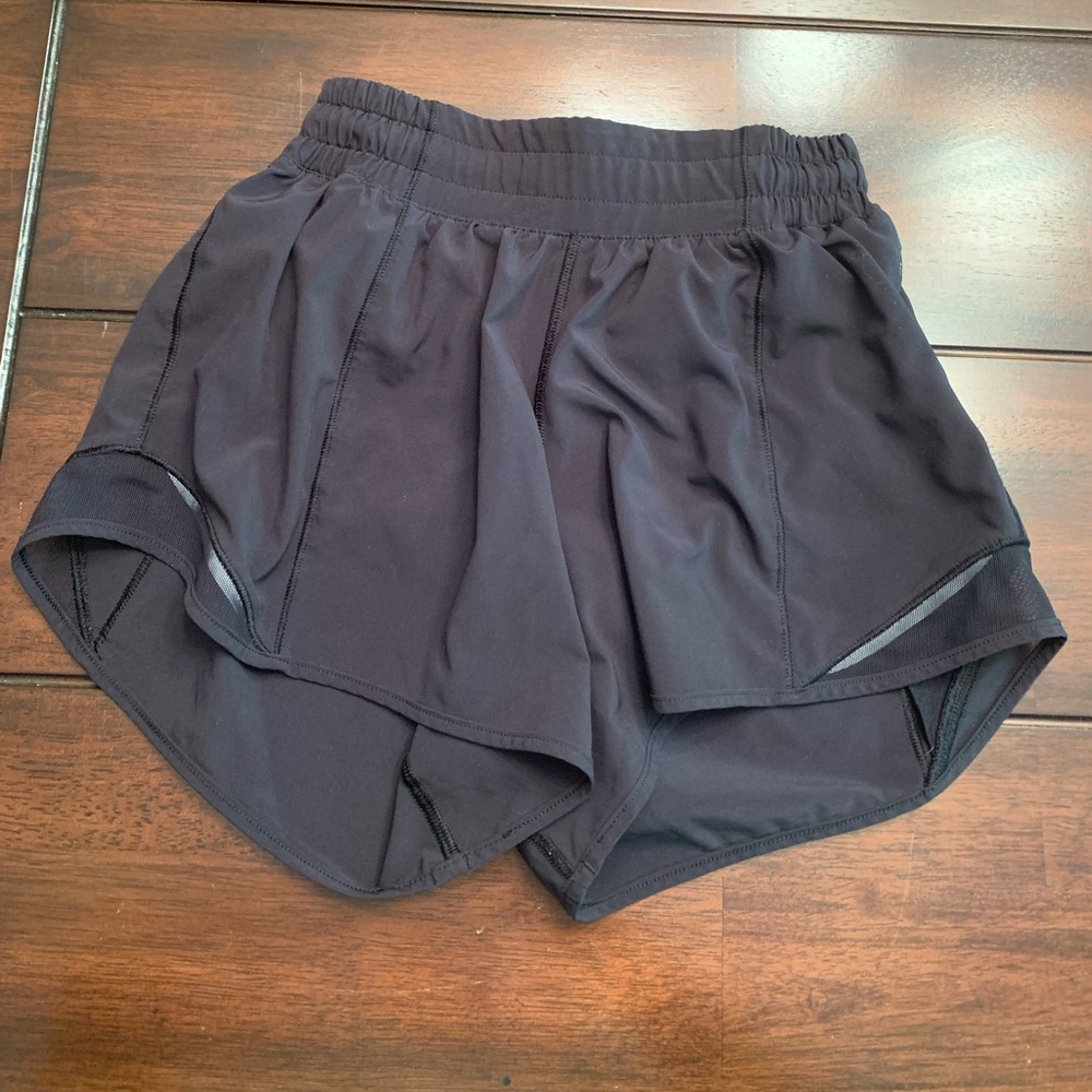 Black lululemon hotty hot low rise lined short 2.5” size 2 tall